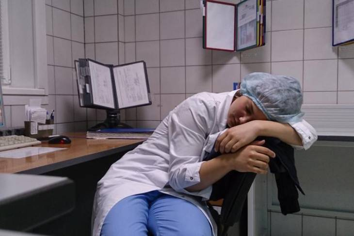 «Денег нет, держитесь»: почему в 10 регионах люди «умирают по дороге», а поручение Путина и 8 триллионов не спасут медицину от кадрового голода