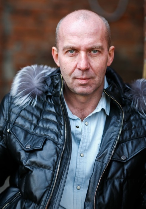 Тайны детства, проспанная война и 10 лет массовки: как Кирилл Полухин стал звездой