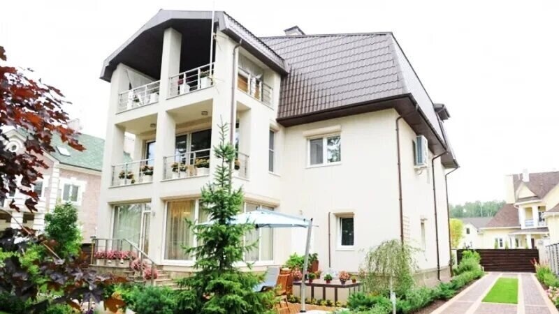 Уютное кожаное кресло с велюровой подушкой.