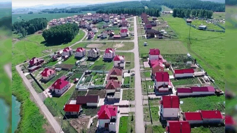 Общий вид усадьбы, где каждый элемент продуман для комфорта и приватности.