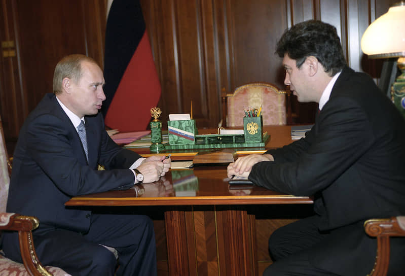 Борис Немцов на волне, занимаясь виндсерфингом.