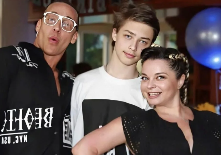 Еще один семейный кадр: Архип в окружении звездных родителей