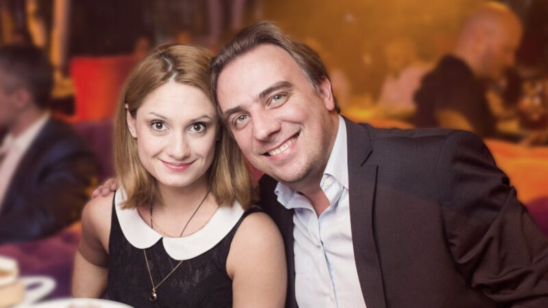 Карина Мишулина в студии одного из телешоу, отстаивая свою позицию.