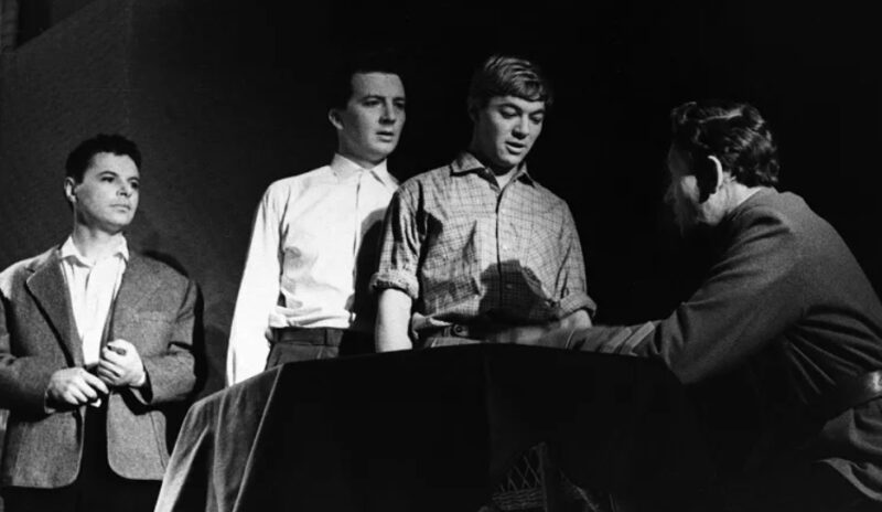 Леонид Харитонов на сцене МХАТа в спектакле 