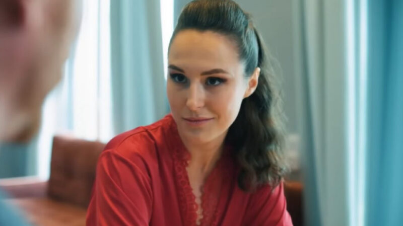 Маленькая Аглая наблюдала, как её мать полностью погружается в роль.