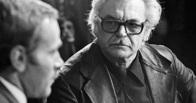 Одинокий силуэт, символизирующий неприкаянность и тяжелую судьбу непризнанного сына.