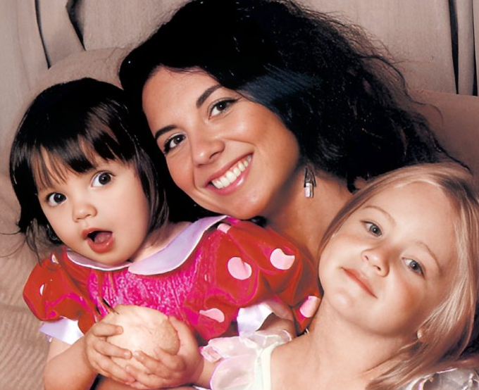 Анна Плетнева в окружении своих дочерей.