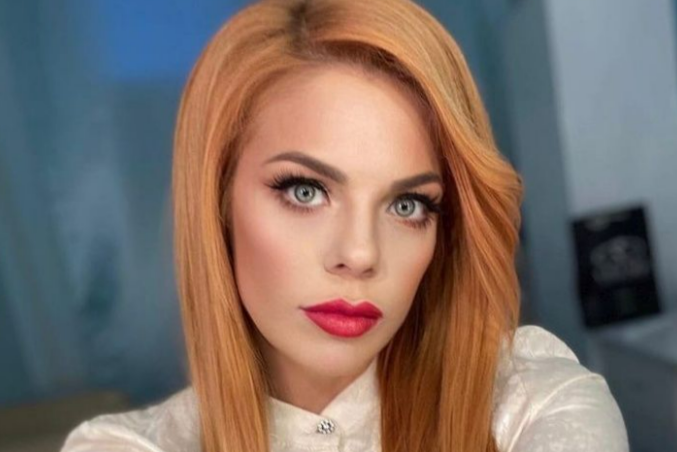 Анастасия Стоцкая на сцене, демонстрирующая свой талант.