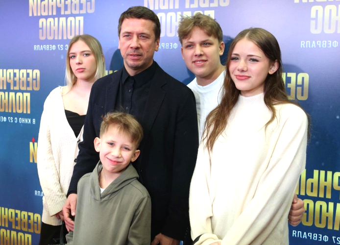 Андрей Мерзликин с детьми после переезда Анны за границу.