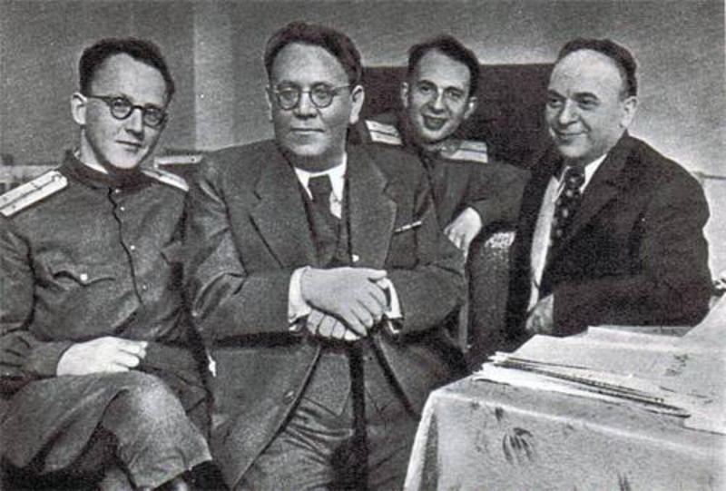 Даже в самые тяжелые времена Маршак продолжал творить и защищать своих коллег.