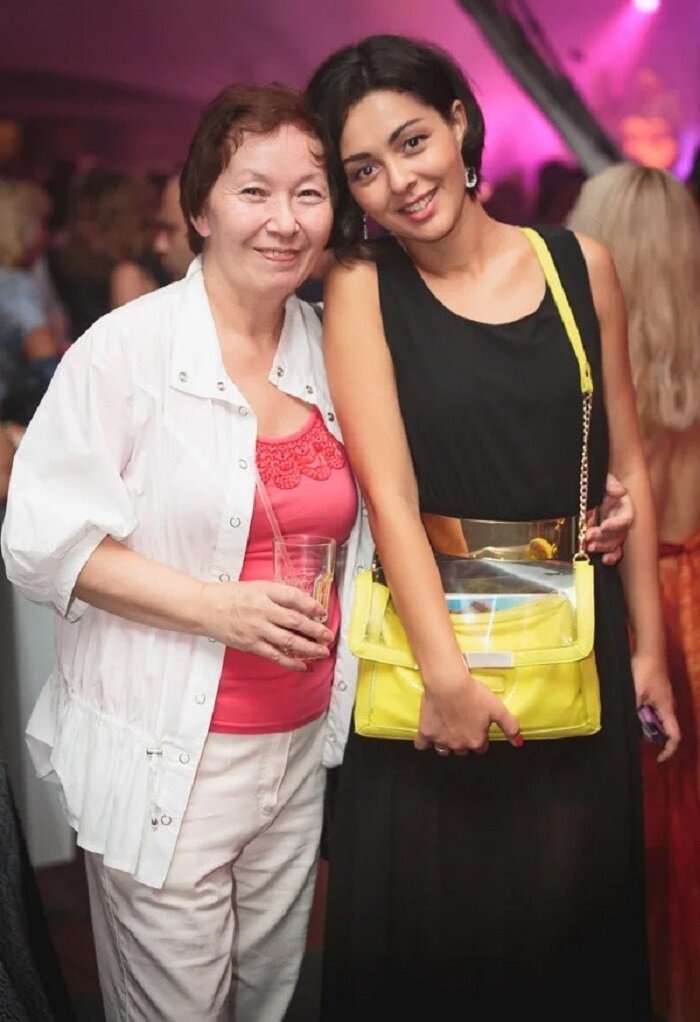 В образе, напоминающем легендарных актрис советского кино.