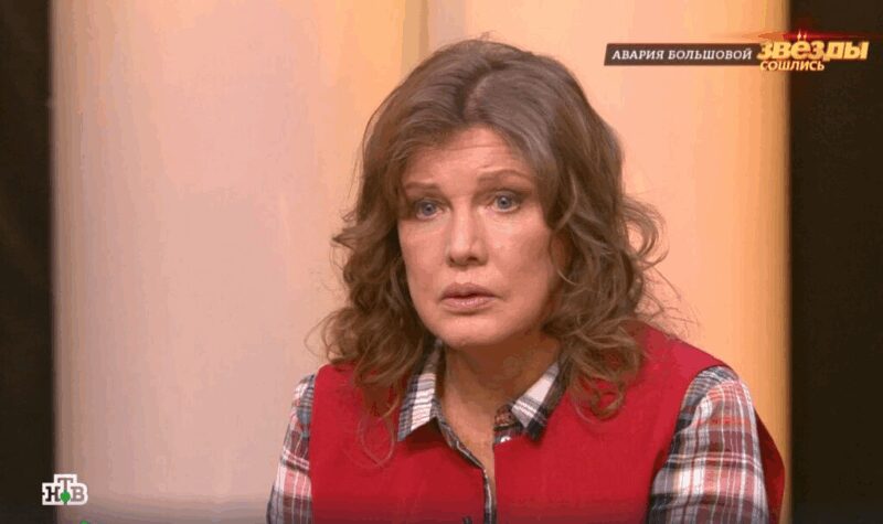 После перенесённого инсульта в 2022 году Елена Проклова прошла долгий путь реабилитации, но болезнь оставила заметный след.