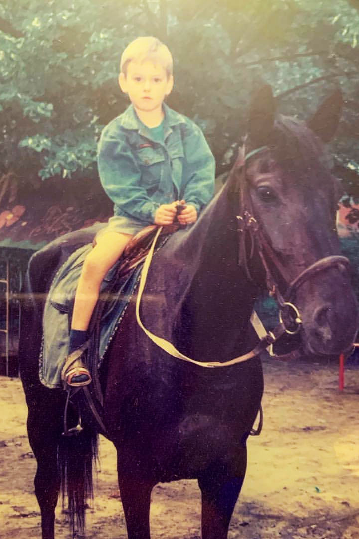 Тайны Антона Шастуна: от застенчивого подростка до звезды «Импровизации» через разрыв и обручальные кольца