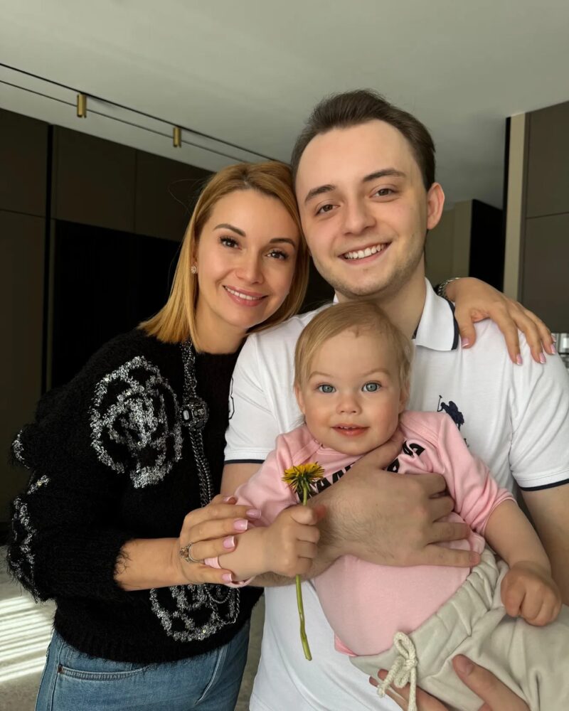 Ольга Орлова с детьми, которых она выносила сама.