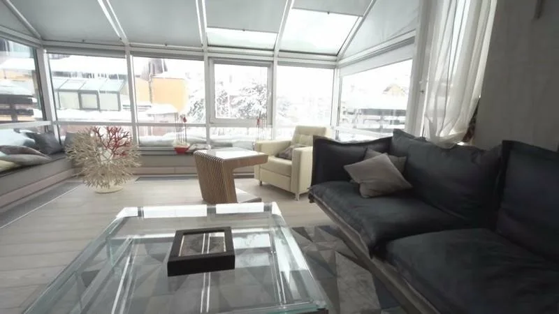 «Никакой показной роскоши!»: как выглядит уникальный стеклянный дом Александра Маршала, где нет ни одной шторы