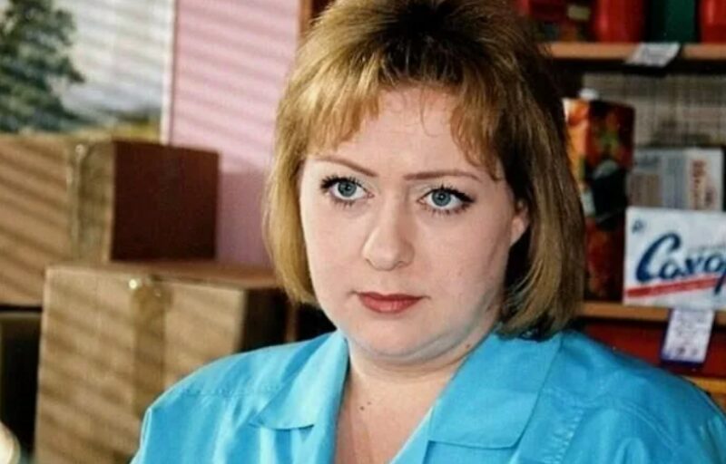 Мария Аронова в образе продавщицы Эвелины из сериала «Солдаты»