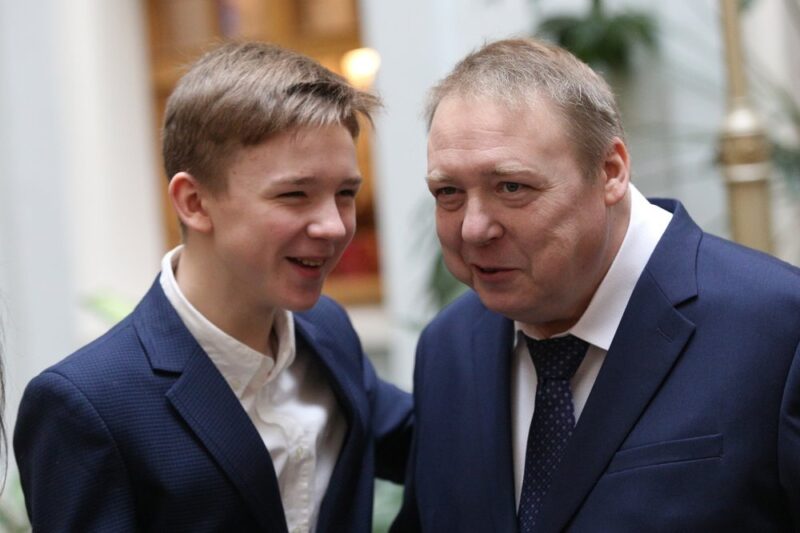 Александр Семчев с младшим сыном Фёдором. Фото: СтарХит