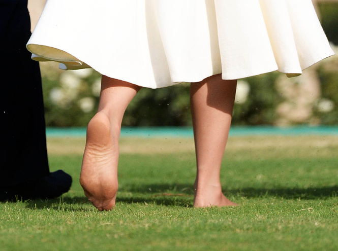 Образцовая принцесса вынуждена годами носить высокие каблуки, чтобы соответствовать ожиданиям публики.