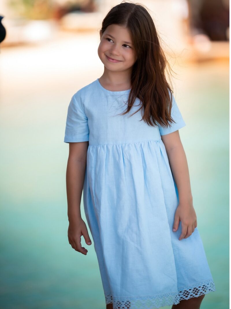 Юная Белла всерьёз увлечена верховой ездой.