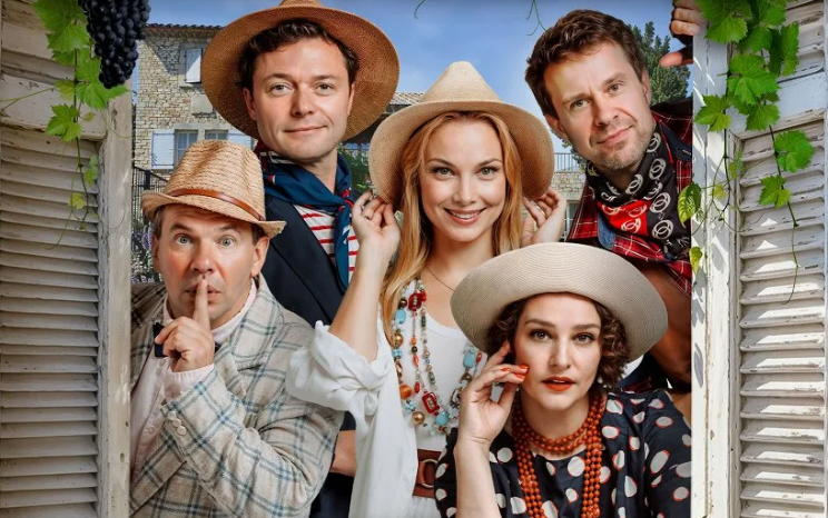 Глафира Тарханова с коллегами по спектаклю «Опасные игры».