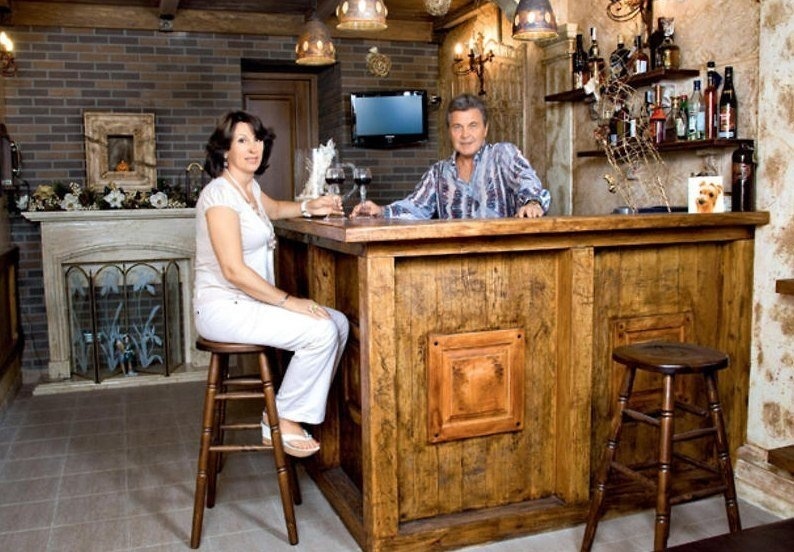 Кабинет Льва Лещенко, выполненный в строгом классическом стиле.