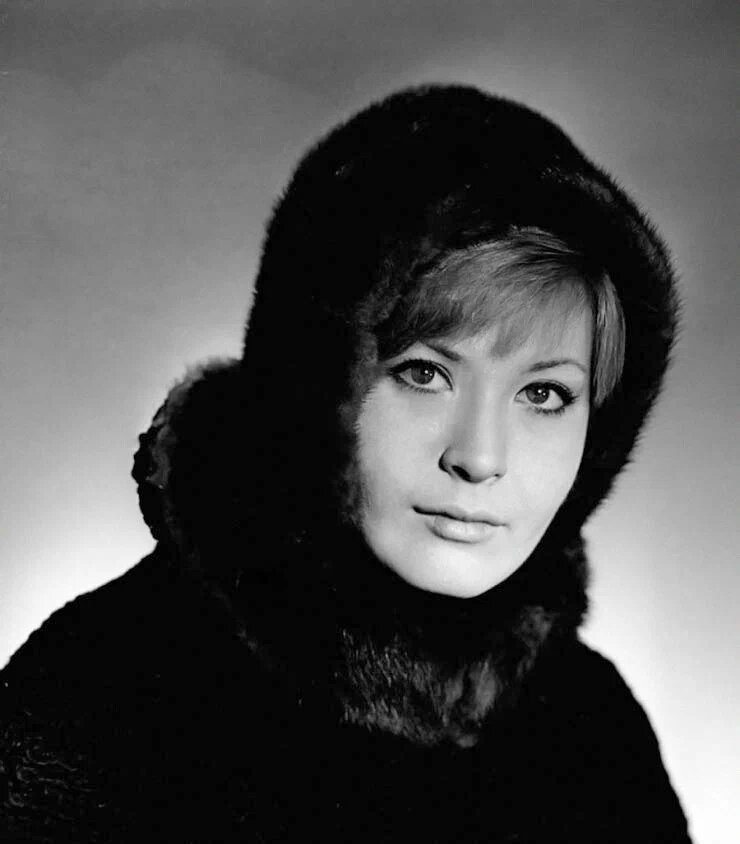 Юная Людмила Максакова, чьё детство прошло под строгим контролем и тайной.