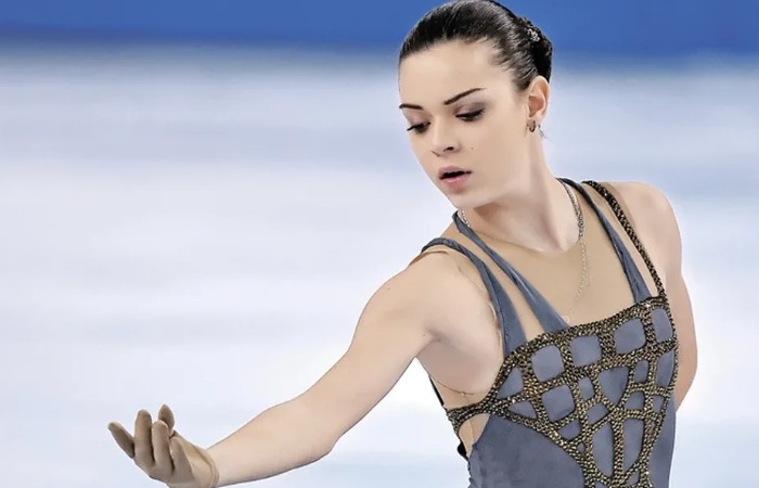 Ради сестры шла по льду: как Аделина Сотникова выиграла Олимпиаду и подарила Маше новое лицо