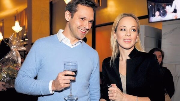 «Может, в порно снимается?» Муж звезды «6 кадров» Ирины Медведевой не отпускает ее в Москву