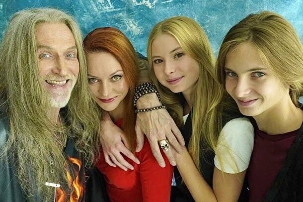 Мик-Анжель-Крист с родителями и сестрой: юноша унаследовал отцовскую стать. Фото: КП