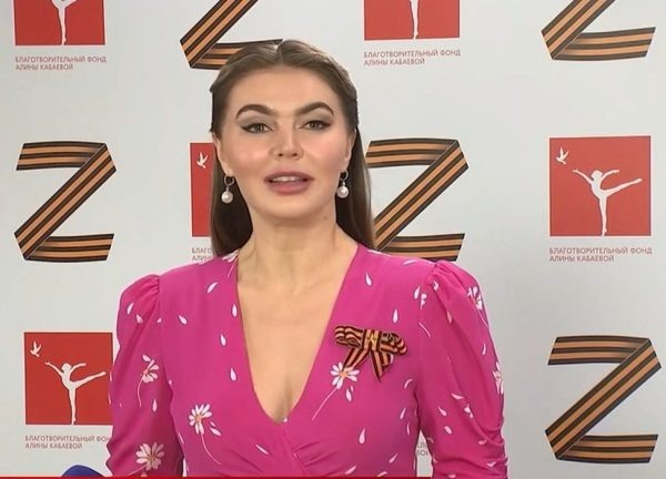 Редкие появления на публике вызывают бурные обсуждения её внешности.