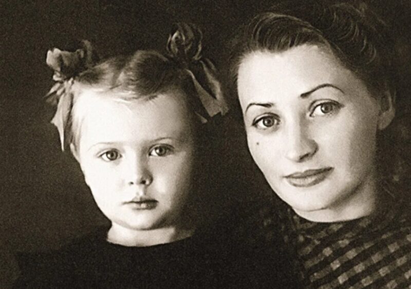 Ирина Азер с мамой — женщиной, которая вышла замуж за генерала, чтобы дать дочери будущее