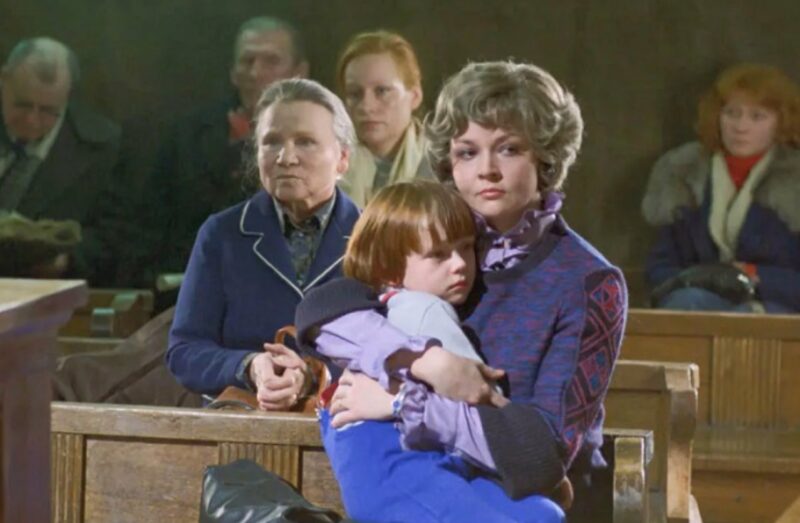Кадр из фильма «Экипаж» — Алевтина Ненарокова в одной из самых жестоких сцен