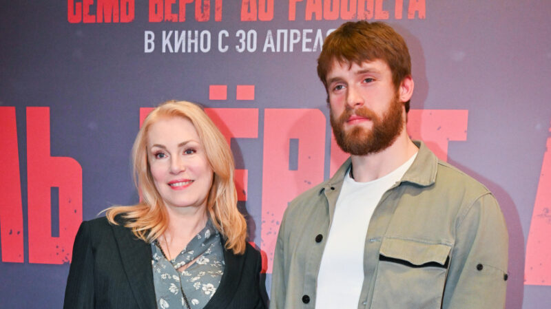 С кем был на премьере Макар Касаткин — сын Марии Шукшиной