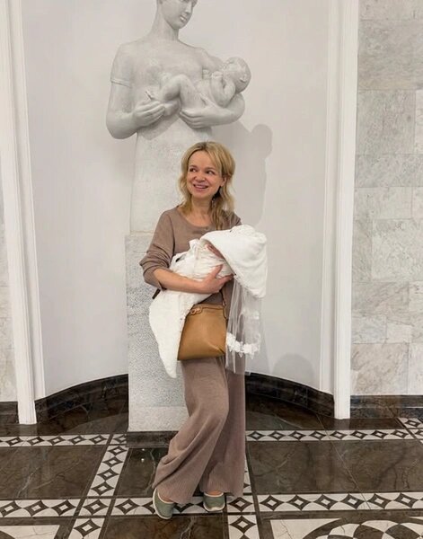Материнское счастье: Виталина с маленькой Викторией на руках. Фото: ВК