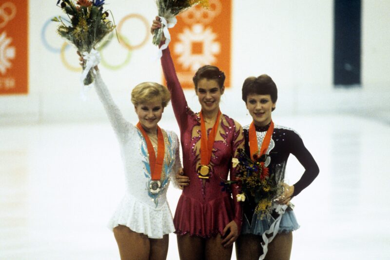 Розалинн Самнерс, Катарина Витт и Кира Иванова на пьедестале Олимпиады-1984