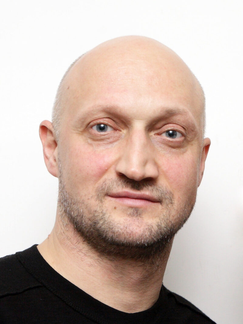 Двойник, амнезия и деревенская жизнь: Гоша Куценко примеряет две роли в новом сериале