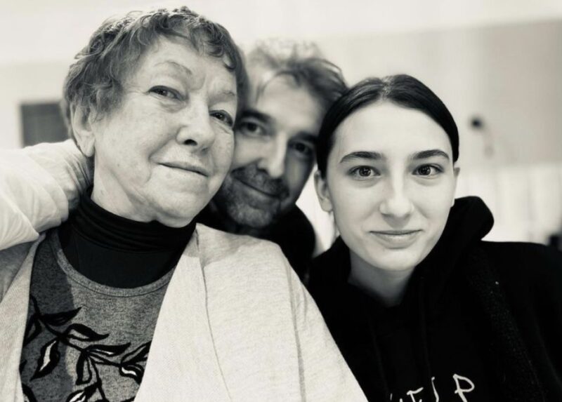 Ольга Волкова в окружении своих детей.