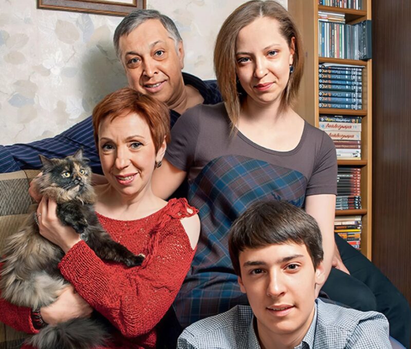 Галина Петрова в кругу семьи: муж, дочь и сын.