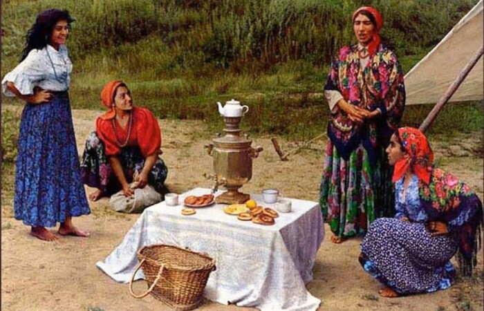 Цыган за общий стол почти никогда не допускали.