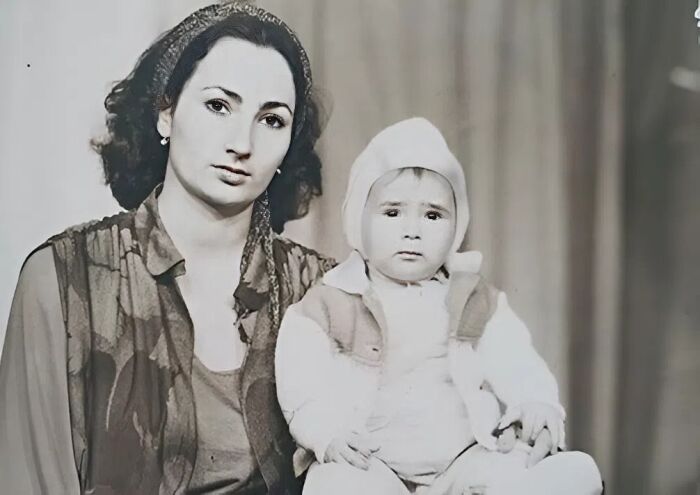 Айза в детстве с мамой.