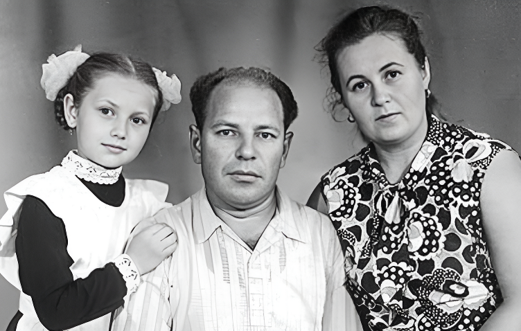 Таисия Повалий в детстве с родителями.