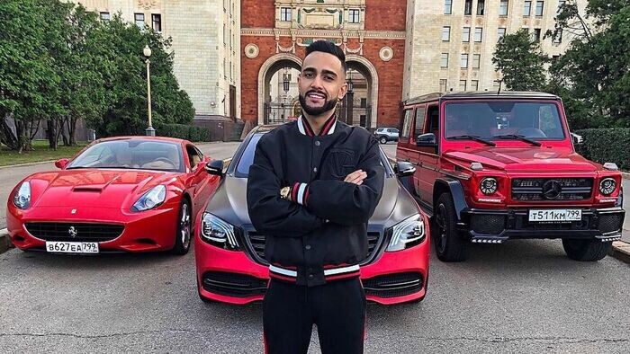 Гусейн Гасанов и его парк красных автомобилей.