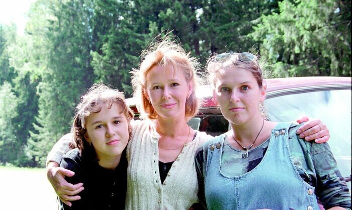 Евгения Симонова в окружении своих дочерей.