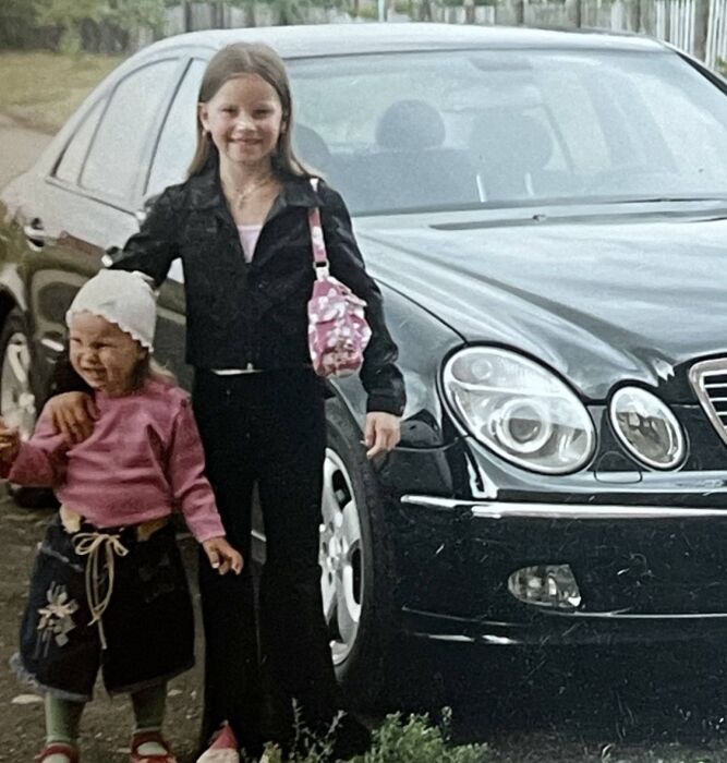 Наталья Брюсова (справа) в детстве.