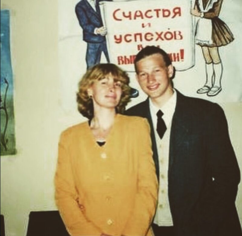 Детские годы, полные испытаний, сформировали характер будущего артиста.