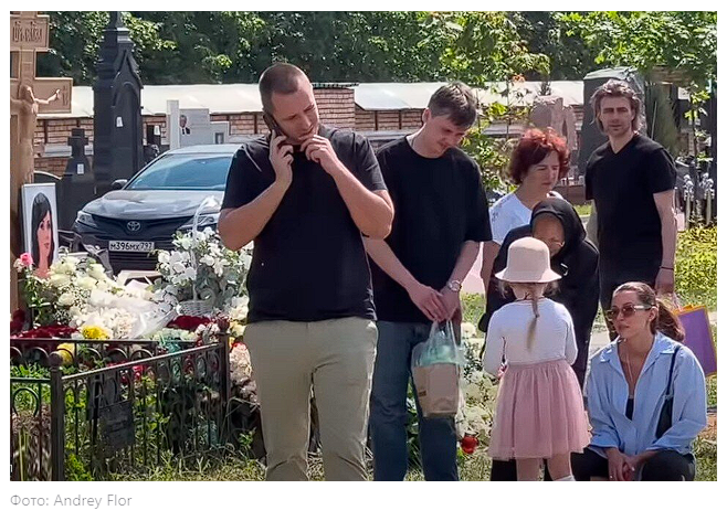 Мила с отцом в кругу семьи