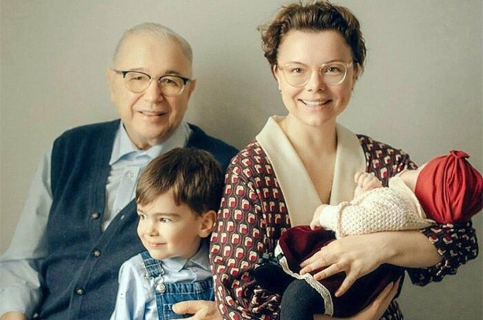Татьяна Брухунова и Евгений Петросян с детьми.
