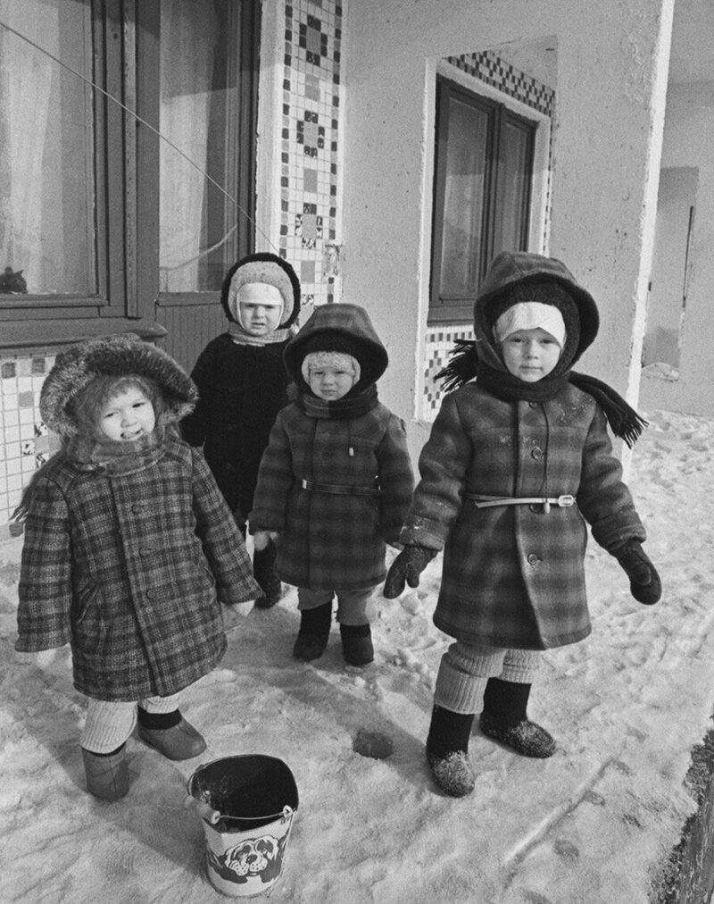 Дети в одинаковой одежде, отражающей общие тенденции в детской моде СССР.