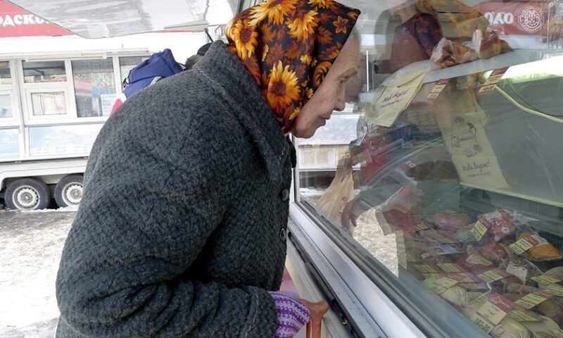 Индексация пенсий: почему миллионы пожилых россиян живут на грани выживания, а не «смотрят мир»?