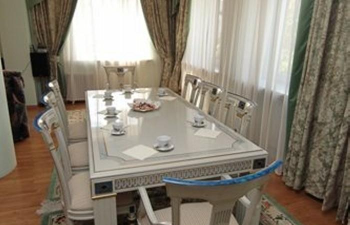 Звёздные фото в холле и античная кровать: как устроен подмосковный дом Ильи Резника
